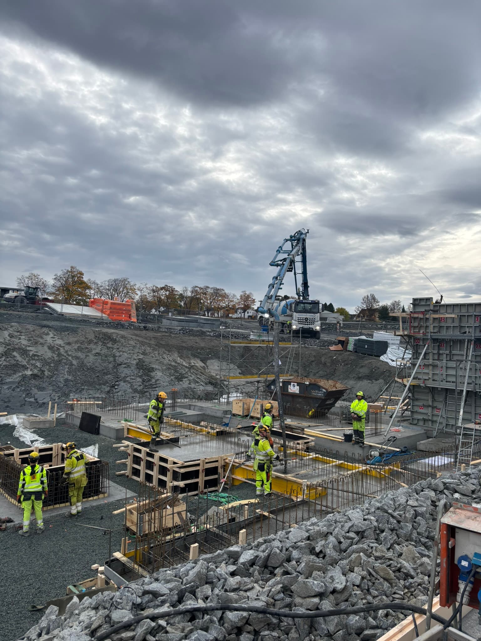 Betongarbeidere i full sving.